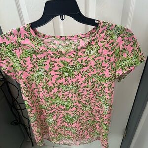 NWOT LILLY PULITZER v neck tee .